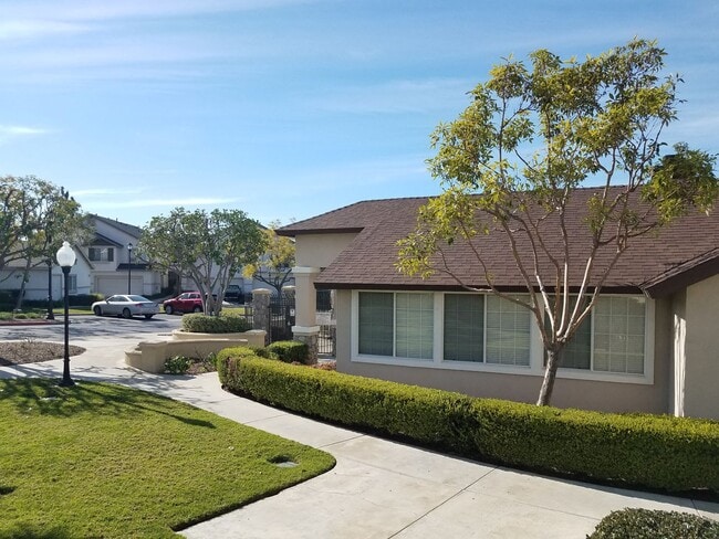 Building Photo - Nicely Renovated Home in Gated Community -...