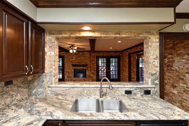 Building Photo - 2802 S Doral Dr