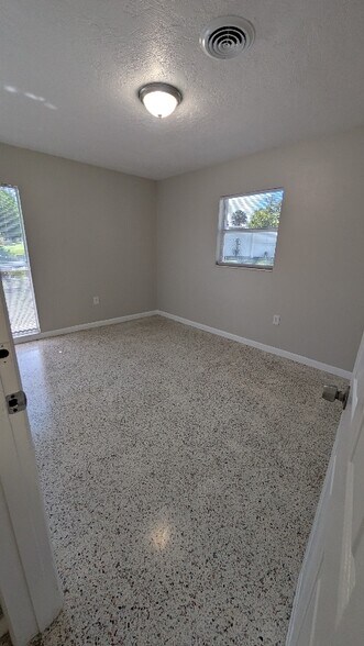 Building Photo - 64 Knollwood Dr