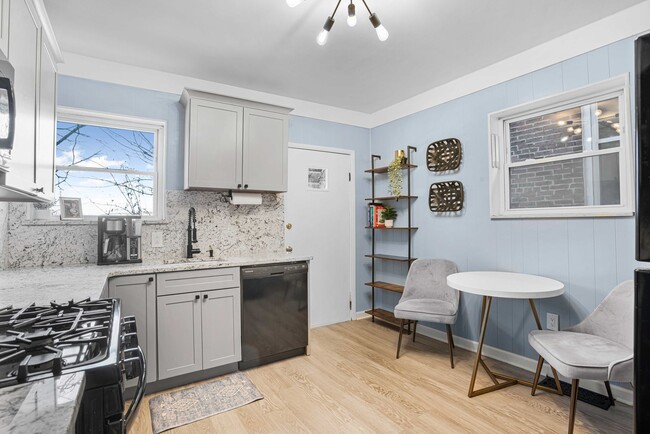 Building Photo - Fully Furnished 2 Bedroom Townhome in Central Lawrenceville