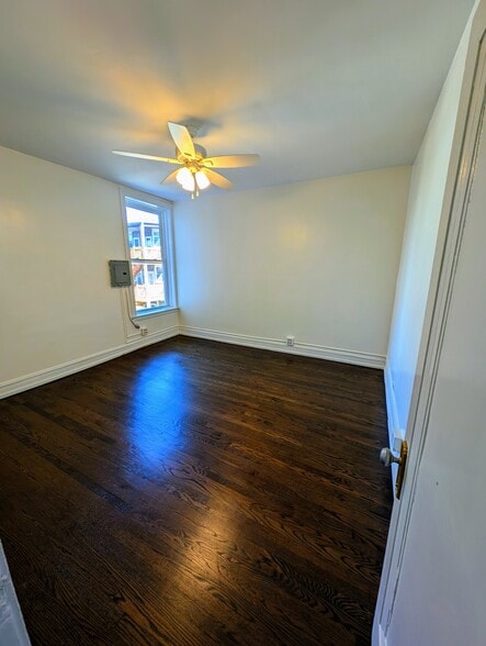 Building Photo - 3510 W Dickens Ave