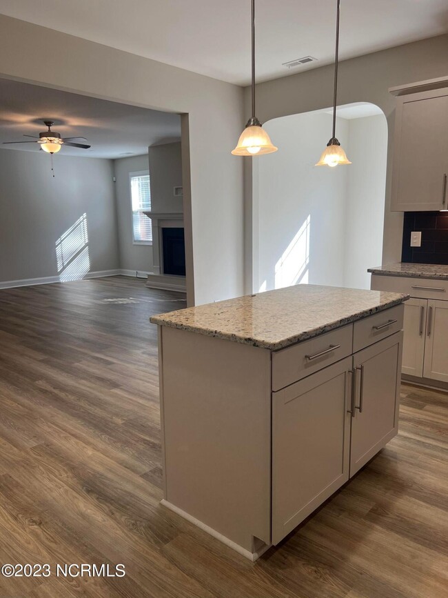 Building Photo - 412 Palisades Dr