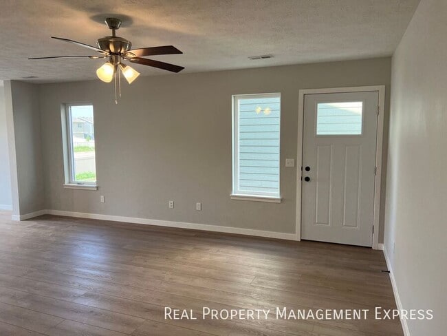 Building Photo - 3 Bedroom 1.5 Bathroom Townhome
