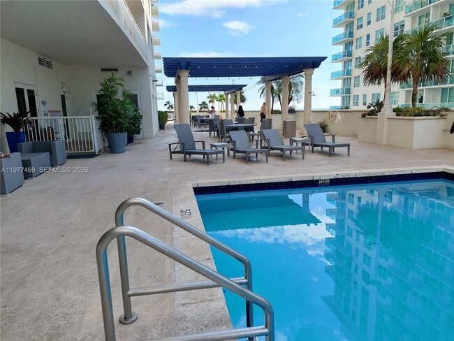 Building Photo - 1200 Brickell Bay Dr