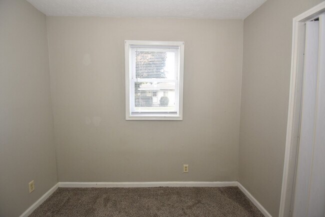 Building Photo - Mishawaka South-side 3 bedroom with a fenc...