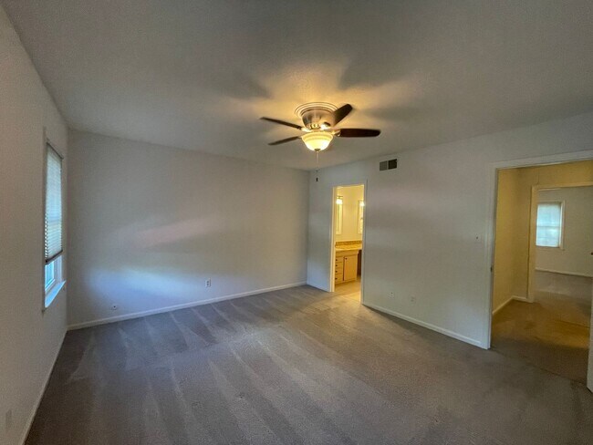 Building Photo - Williamsburg Townhome Available for Rent