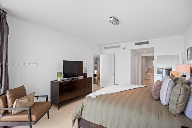 Building Photo - 17001 Collins Ave