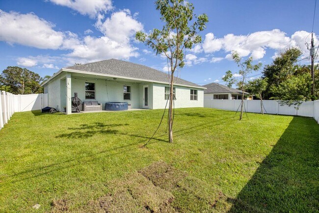 Building Photo - 1150 SE Sabina Ln