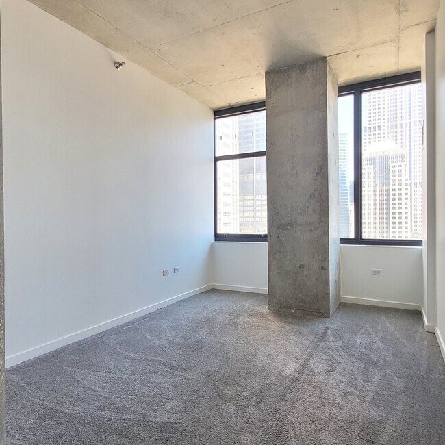 Building Photo - 235 W Van Buren St