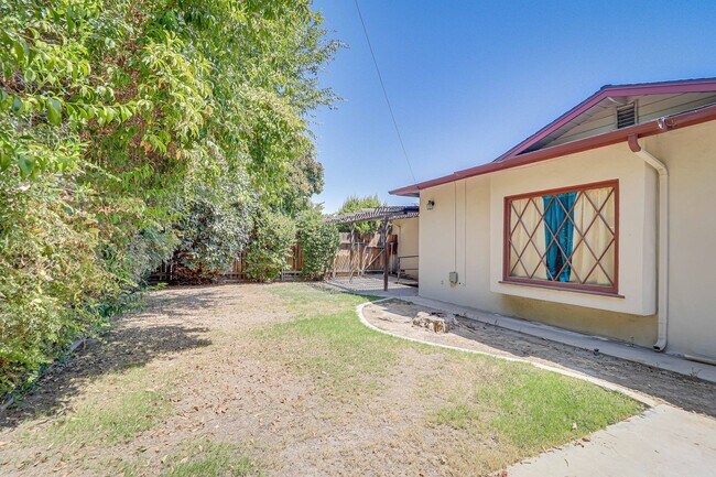 Building Photo - 2301 Faye Ln