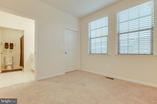 Building Photo - Stunning, light-filled end unit townhome in sought-after Brambleton community.