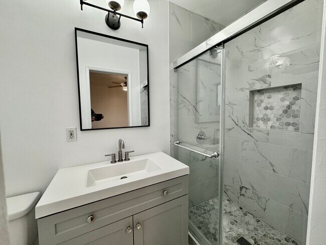 Building Photo - 906 Harkness Ln