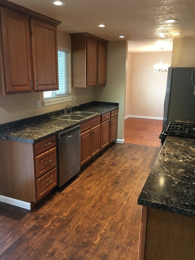 Building Photo - 3 bedroom 2 bathroom house - Stewart Lennox