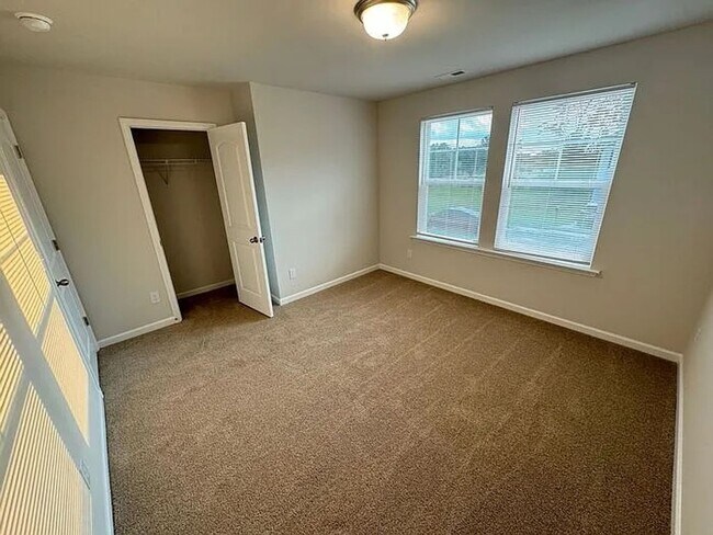 Building Photo - Modern Four Bedroom Home