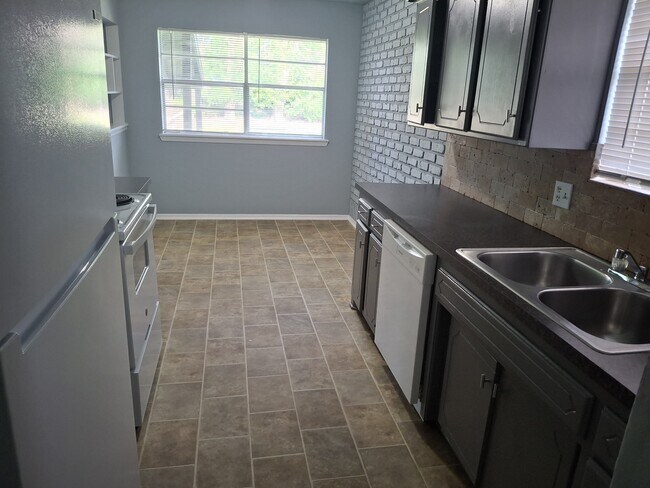 Building Photo - 111 SE Coachman Dr