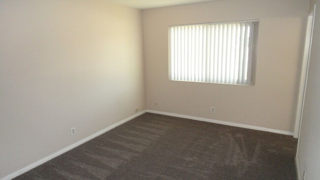 Building Photo - Spacious 6 Bedroom, 3 Bathroom, Single Fam...