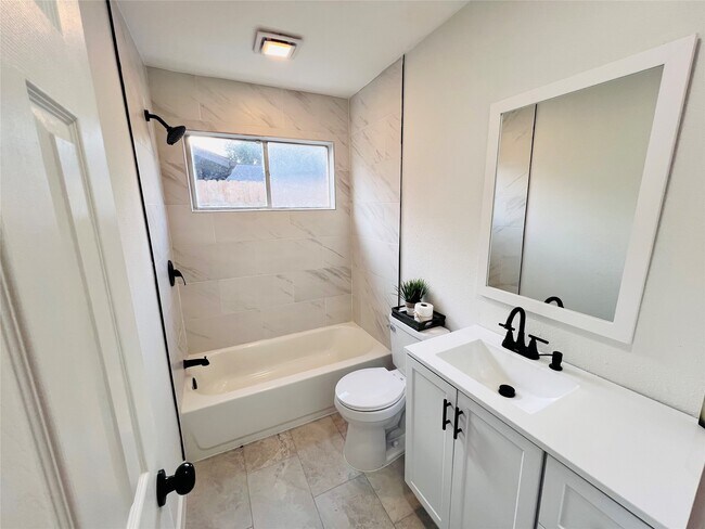 Building Photo - 9614 Ravensworth Dr