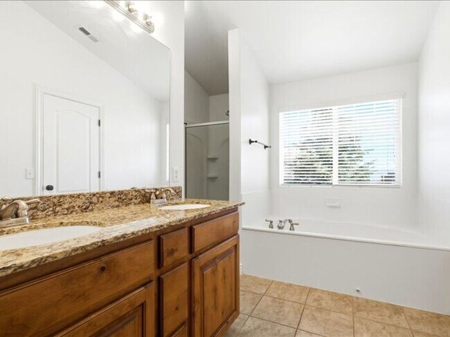 Building Photo - DRAPER  BEAUTIFUL 3 BED 2.5 BATH TOWNHOME
