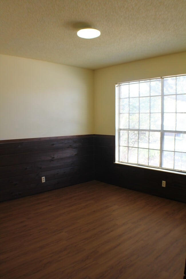 Building Photo - Gorgeous garden style home in San Antonio. Realtor Commission: $300