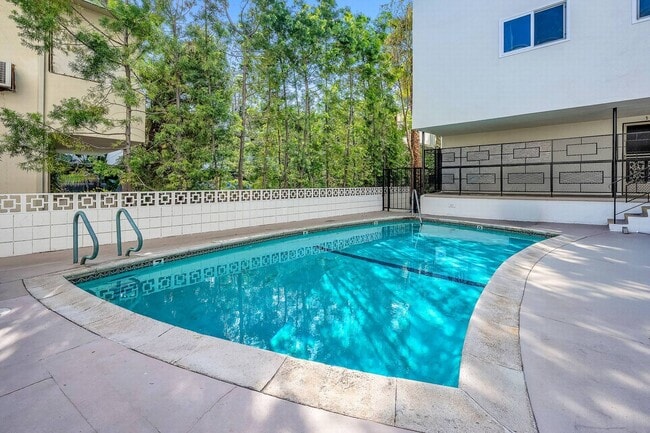 Building Photo - Stunning HUGE Top-floor 2+2 Unit