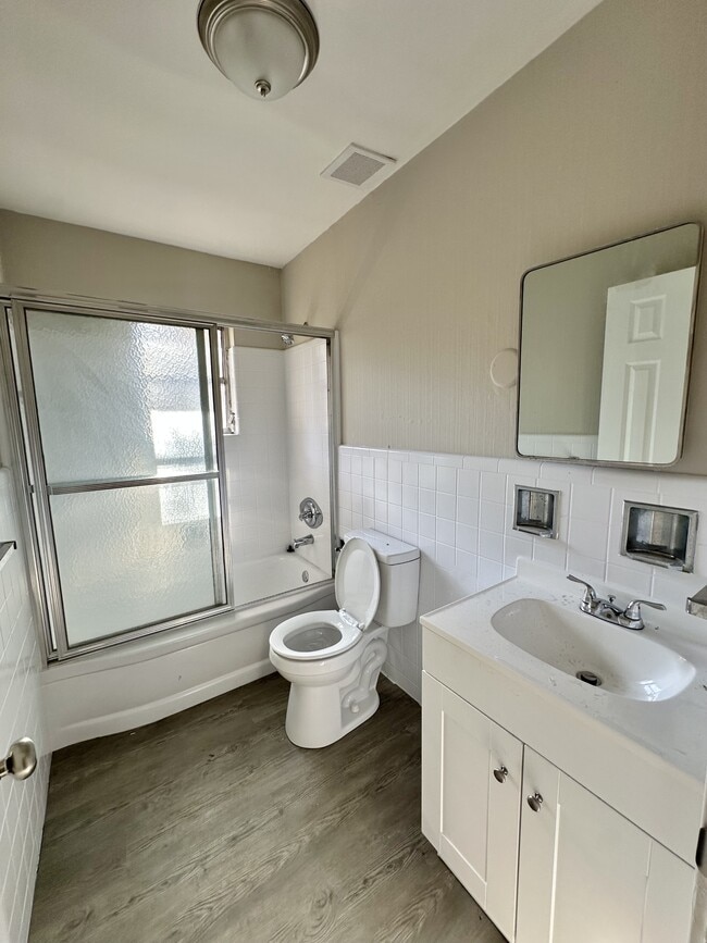 Building Photo - 1930 Granville Ave