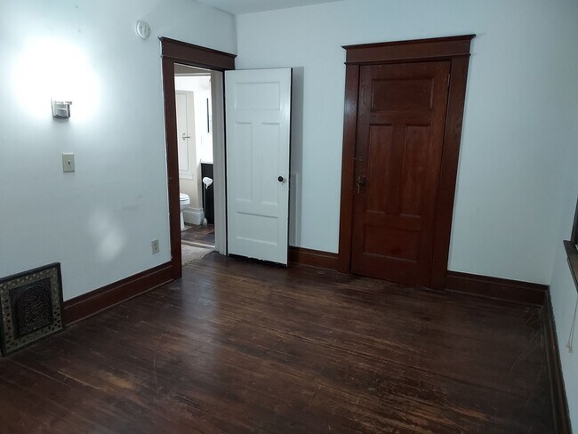 Building Photo - 2 Bed 1 Bath House