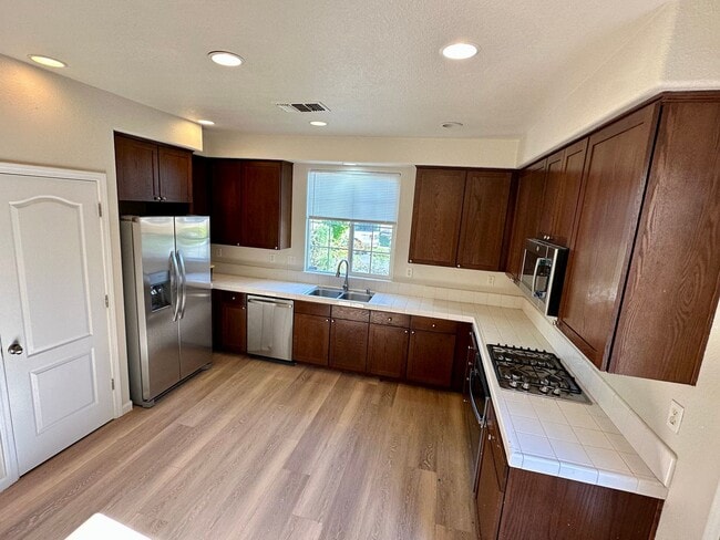Building Photo - Lovely home with all new appliances and la...