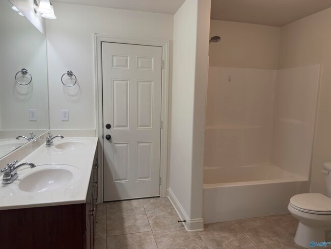 Building Photo - 2444 Bell Manor Dr SW