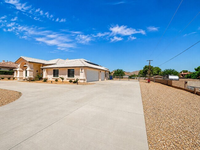 Building Photo - Spacious Apple Valley Home with RV Parking & Desert Views