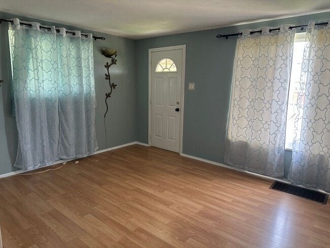 Building Photo - 2 Bedrooms 1 bath home for RENT