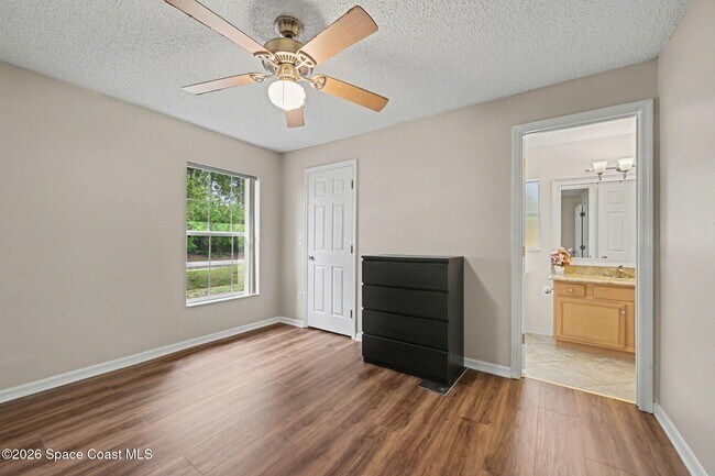 Building Photo - 558 Barber St