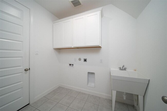 Building Photo - 4715 Hollow Tree Dr