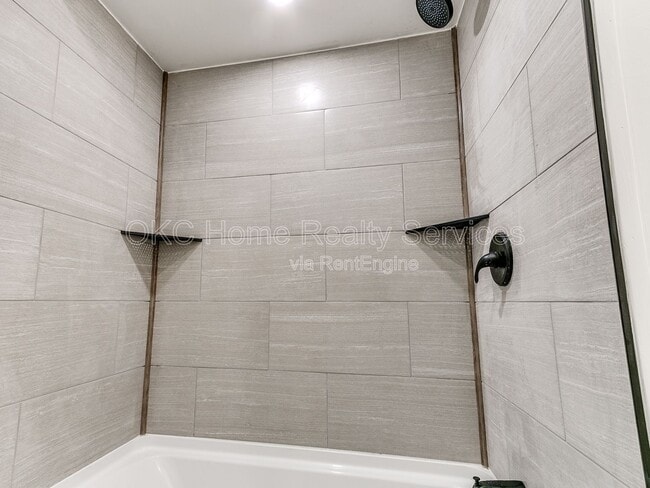 Building Photo - 1812 W Noble Ave