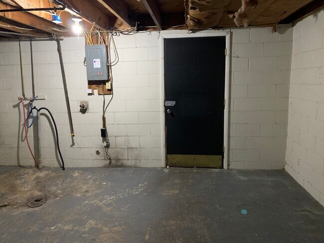 Building Photo - 3256 Delray Ave NW