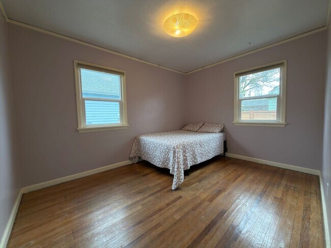 Building Photo - Modern Comfort Meets Classic Charm in South Tabor~ Fenced Backyard~ Garage~ Pets Welcome~ 94 Bike...