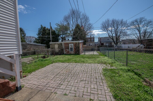 Building Photo - 505 E 19th St