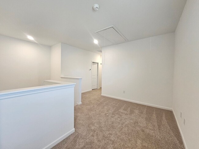 Building Photo - Gated Community with Amenities!