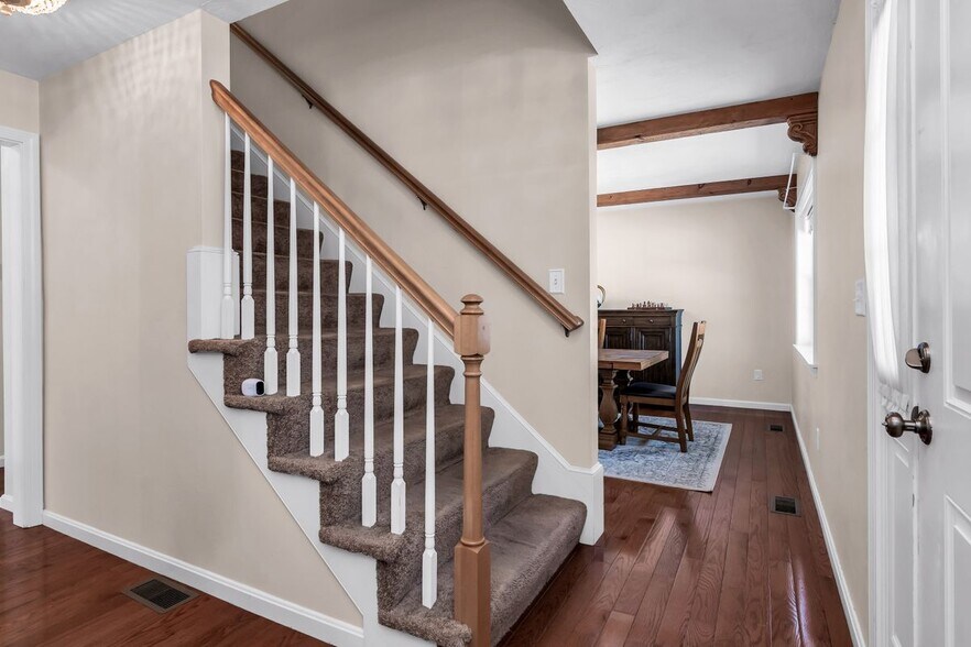 Building Photo - 6 Gedney Dr