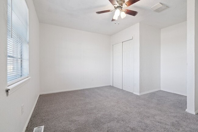 Building Photo - 3-Bedroom Home Near Dining, Shopping & Broadway Extension