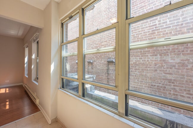 Building Photo - 5511 N Kenmore Ave