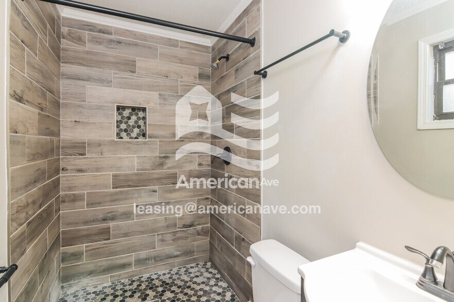 Building Photo - 856 Barklay Way