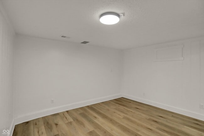 Building Photo - 3037 Golfview Dr