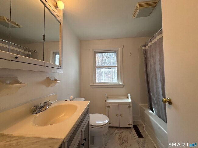 Building Photo - 107 N Main St