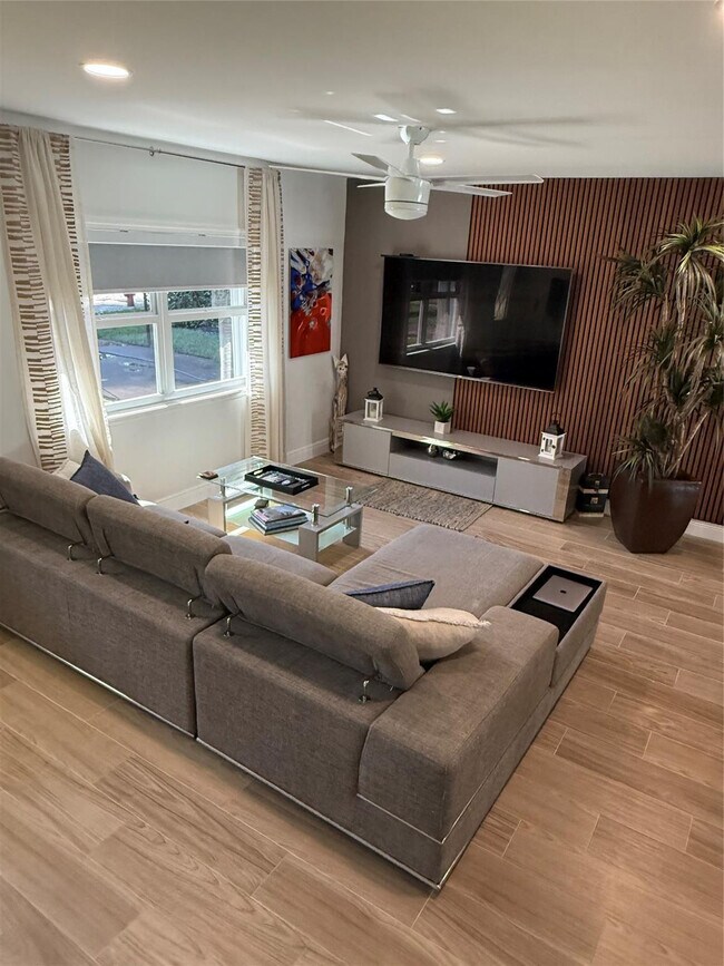 Building Photo - 1637 SE 1st St