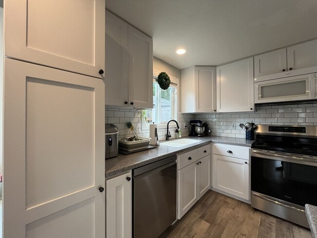 Building Photo - Charming Home Near Nike Campus with Vaulted Ceilings & Updated Kitchen