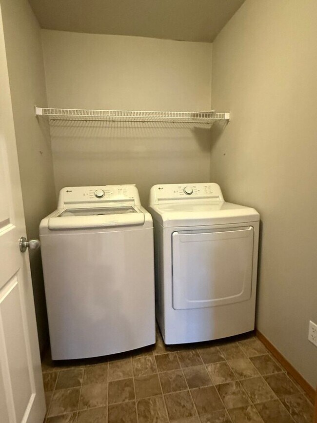 Building Photo - 5Bd/2.5Ba Maple Valley House