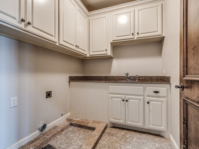 Building Photo - Luxury Townhome in Edmond + Near Rose Cree...