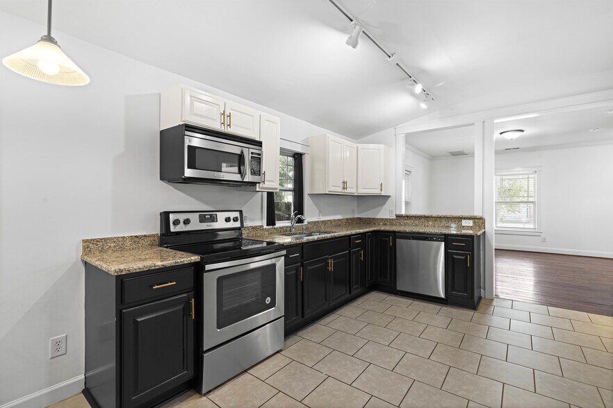 Building Photo - 815 E Davie St