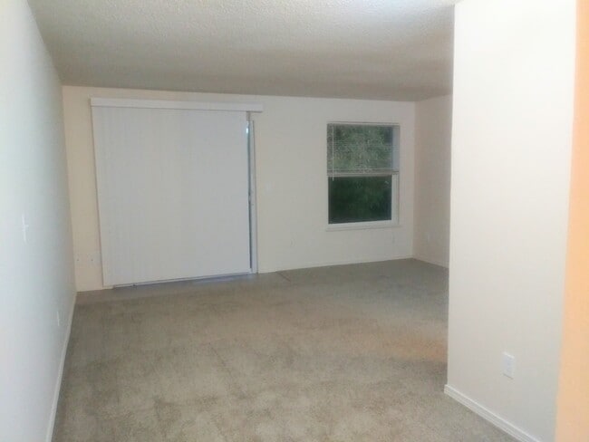 Building Photo - Large 1 bedroom with free parking