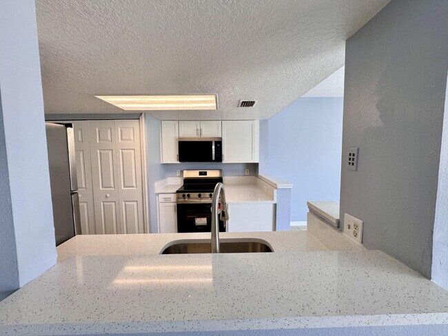 Building Photo - For Rent – Recently Renovated 3 Bed / 2 Ba...